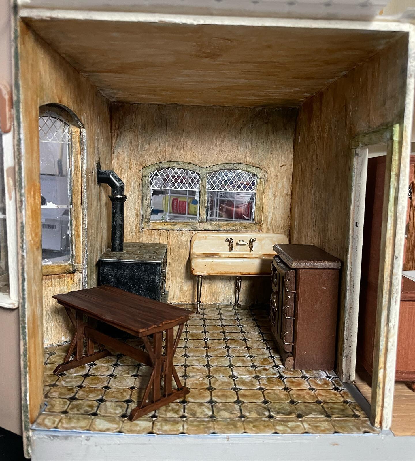 Ok yea, the walls definitely needed that wash&hellip; it doesn&rsquo;t feel so white anymore ❤️ I also extended the flooring out so it came right to the edge #dollhouseminiatures #haunteddollhouse #abandoned #abandoneddollhouse #artist #painting #min